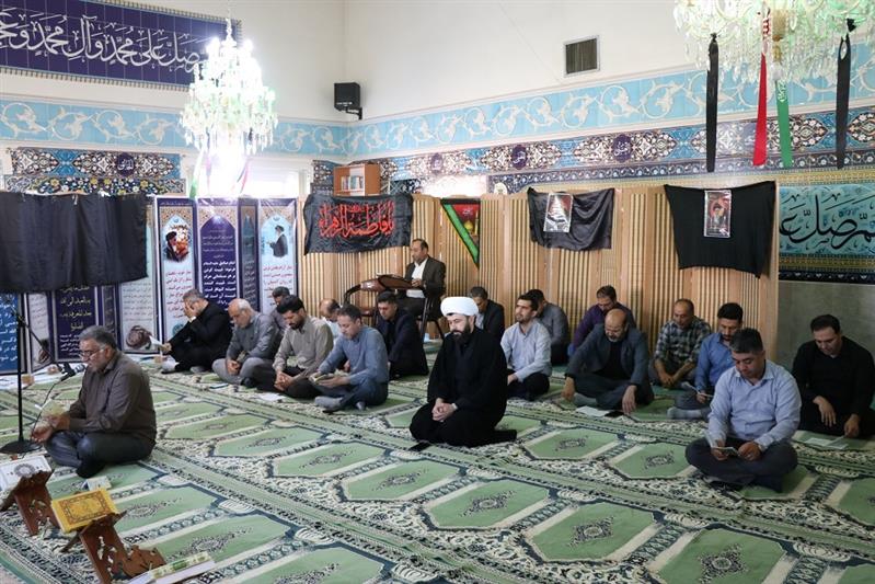 مراسم قرائت زیارت پرفیض عاشورا به همراه پذیرایی از عزاداران حسینی در اولین روز ماه محرم در نمازخانه ستاد شركت آب و فاضلاب استان سمنان برگزار شد